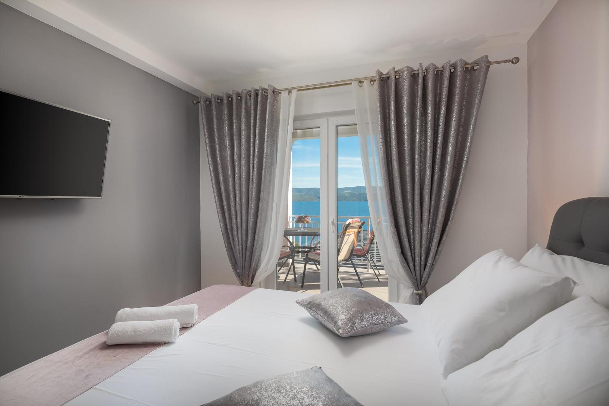 Luxury Seafront Villa With Heated Pool, Jacuzzi, Sea View, 150 M From Beach Stanici Exteriér fotografie